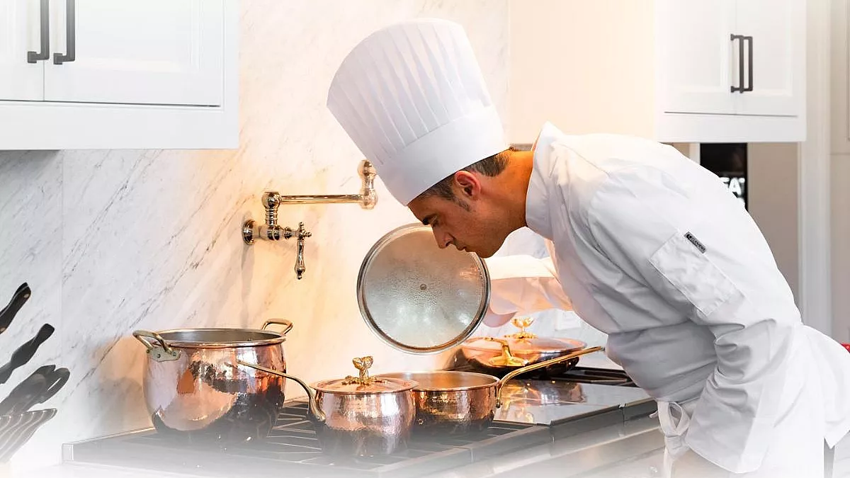 Lo chef Pasquale Martinelli che sente il profumo di una pietanza mentre si cuoce