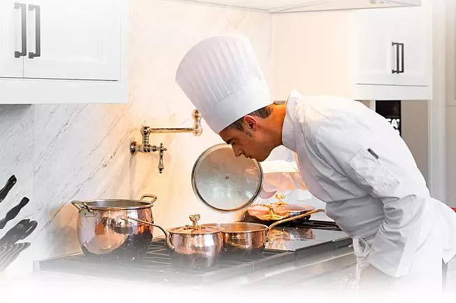 Lo chef Pasquale Martinelli che sente il profumo di una pietanza mentre si cuoce