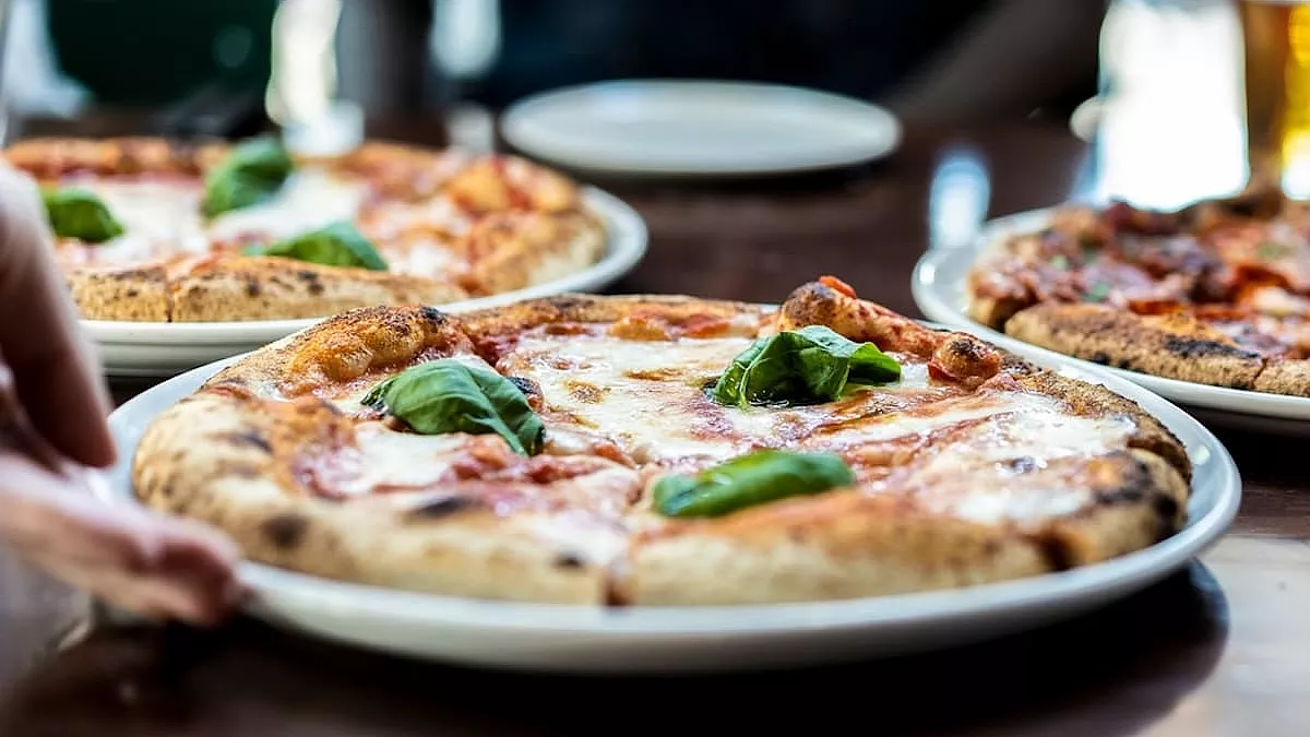 Meravigliosa pizza margherita napoletana in primo piano - SH: 2207561657