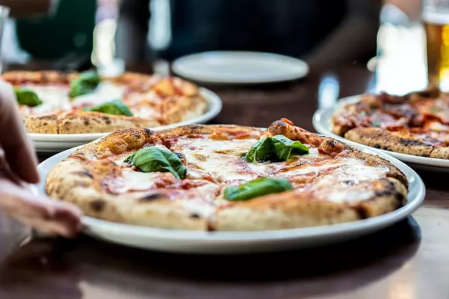 Meravigliosa pizza margherita napoletana in primo piano - SH: 2207561657