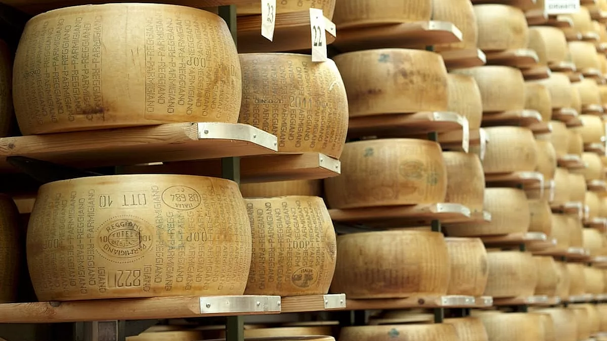 Moltissime forme di Parmigiano Reggiano che stanno stagionando - SH: 167342381