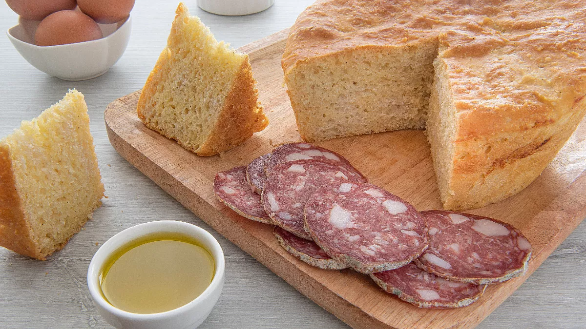 Pizza di Pasqua umbra al formaggio, assieme a dei salumi e dei formaggi