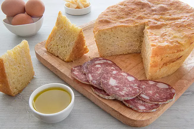 Pizza di Pasqua umbra al formaggio, assieme a dei salumi e dei formaggi
