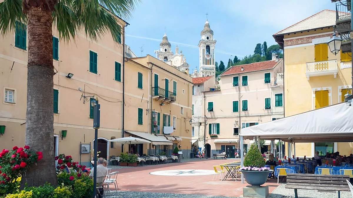 Scorcio del bellissimo borgo di Laigueglia, da dove nascono i Baci di Laigueglia - SH: 1037390302