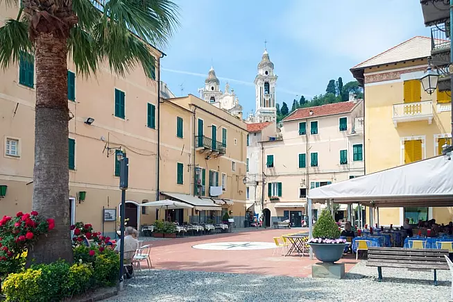 Scorcio del bellissimo borgo di Laigueglia, da dove nascono i Baci di Laigueglia - SH: 1037390302