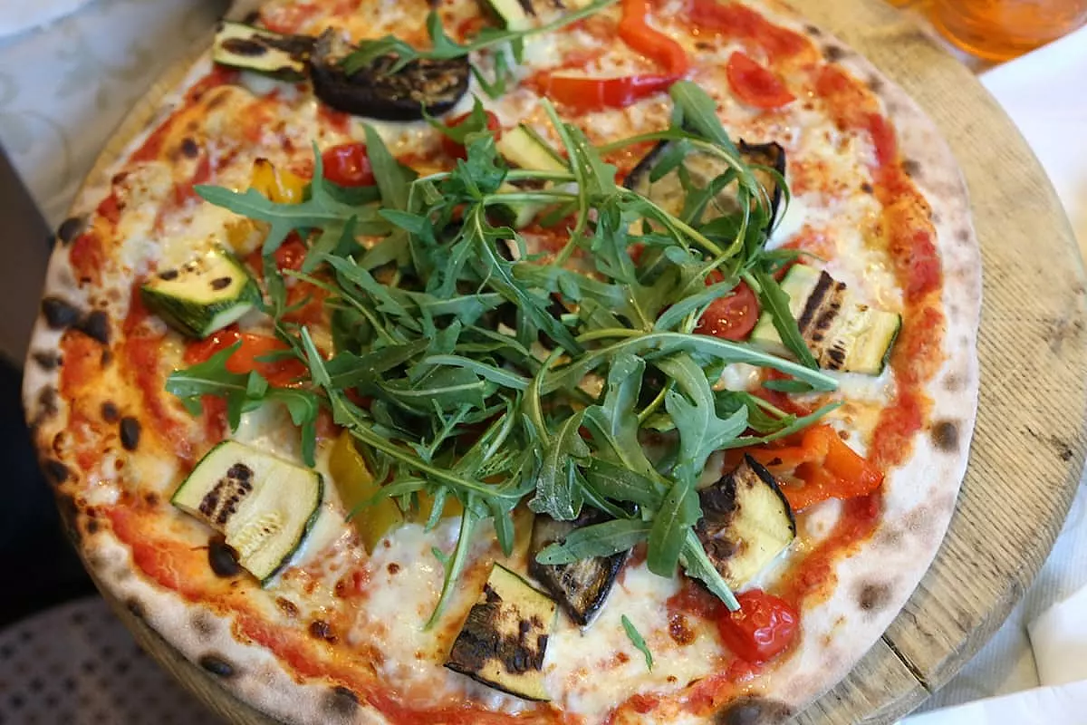 Spettacolare pizza romana fragrante con zucchine, peperoni, pomodorini e rucola - SH: 496514368
