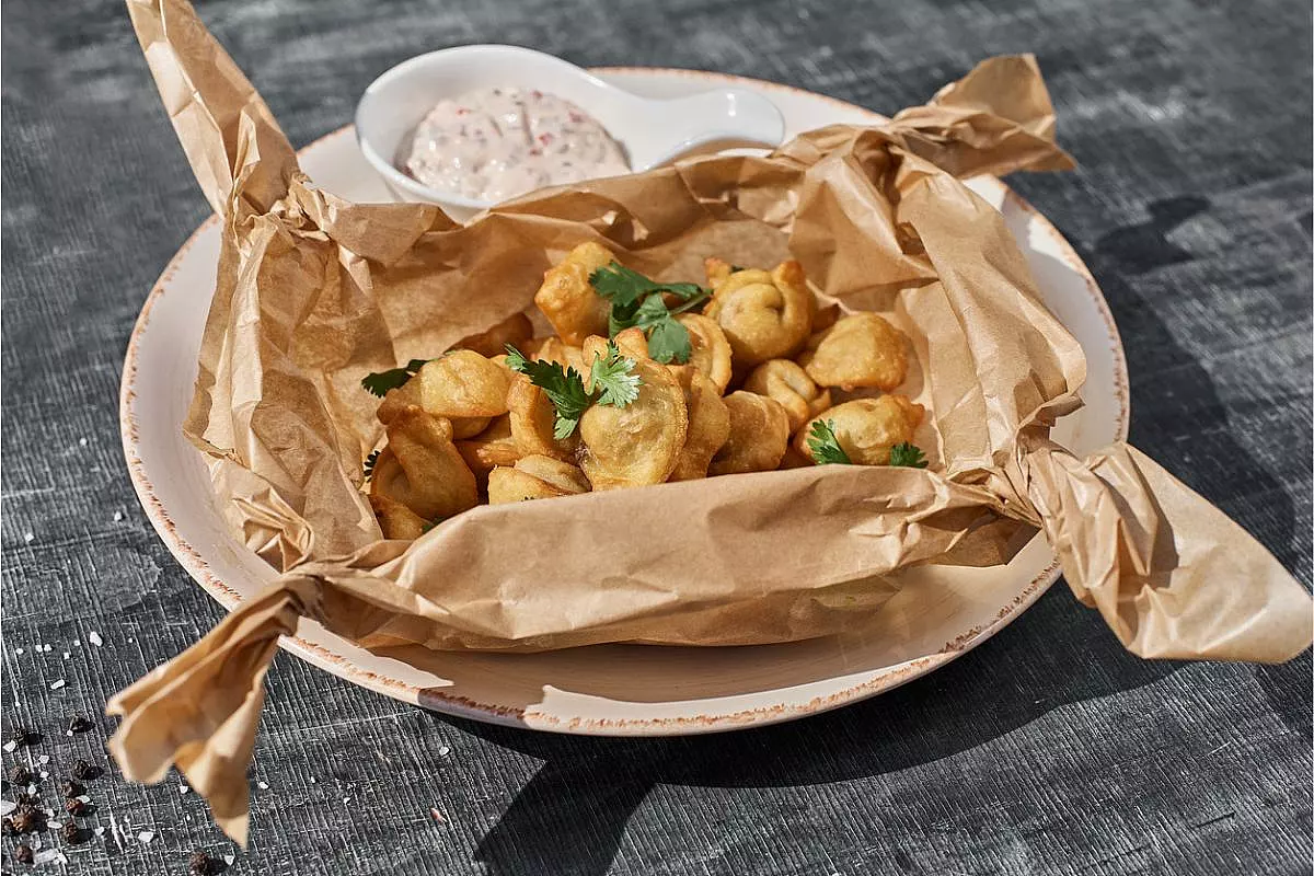 Cartoccio aperto con tortellini fritti