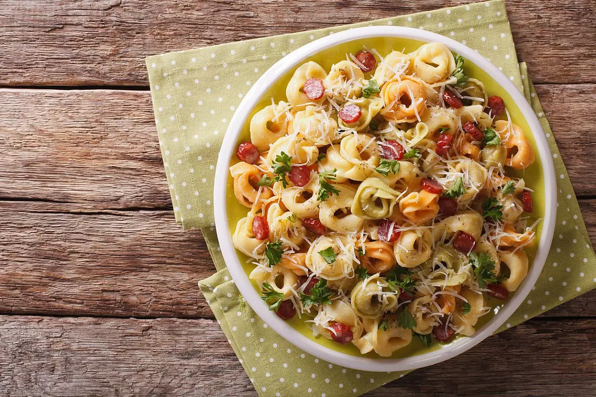 Tortellini tricolore con salamino piccante e parmigiano