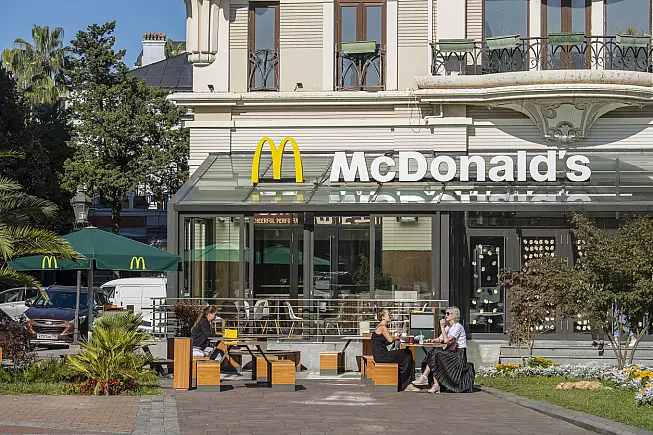 Mc Donald's e il panino made in Italy con la pera dell'Emilia Romagna IGP ph. @intek1 - IStock.com/solo uso editoriale