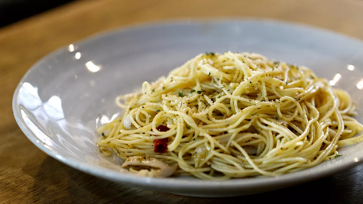Spaghetti alle vongole fujute, storia e curiosità