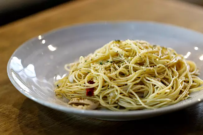 Spaghetti alle vongole fujute, storia e curiosità