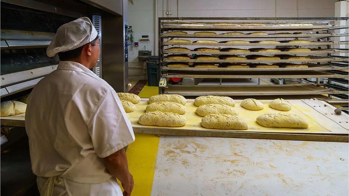 Un panettiere che lavora