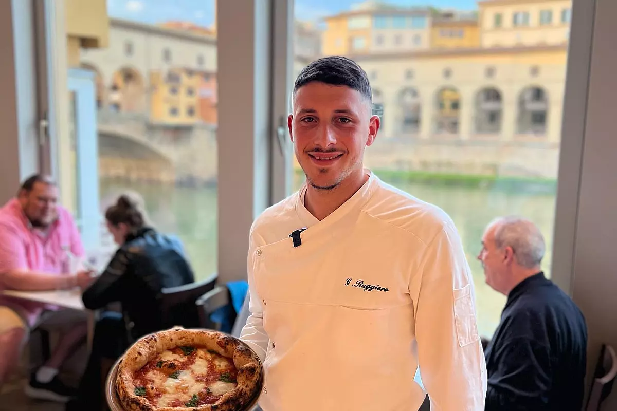 Gennaro Ruggiero che mostra una sua pizza