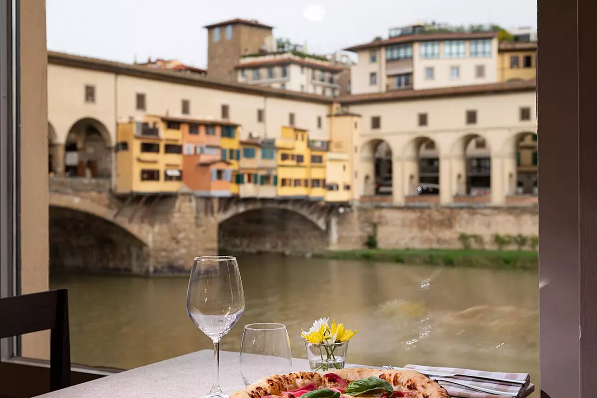 Vista degli Uffizi di Firenze da dentro il ristorante Forneria