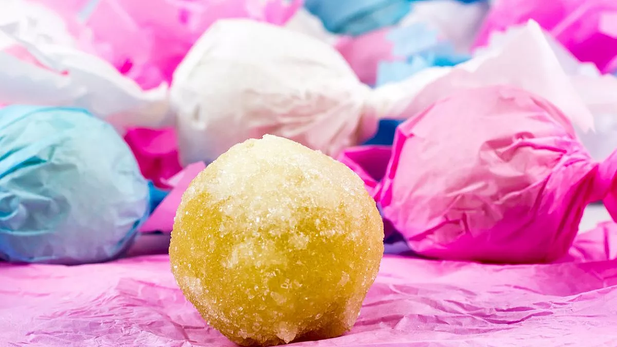 Gueffus o sospiri sardi, palline di mandorle e zucchero incartate come caramelle