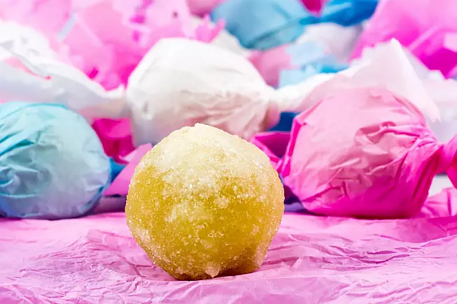 Gueffus o sospiri sardi, palline di mandorle e zucchero incartate come caramelle