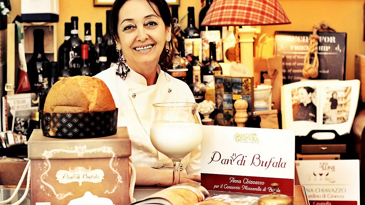 Il Giardino di Ginevra con una cuoca che mostra un suo prodotto