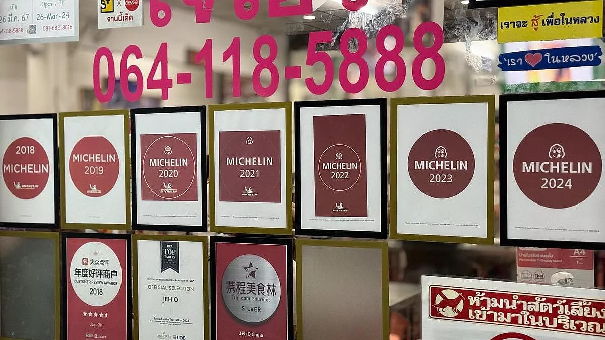 Vetrina di un ristorante pluripremiato dalla guida Michelin, il Jeh O Chula di Bangkok