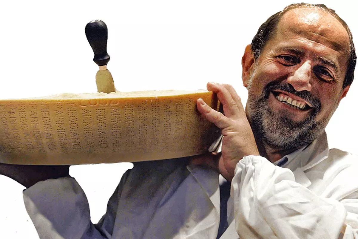 Giovanni Minelli che mostra il suo Parmigiano Reggiano