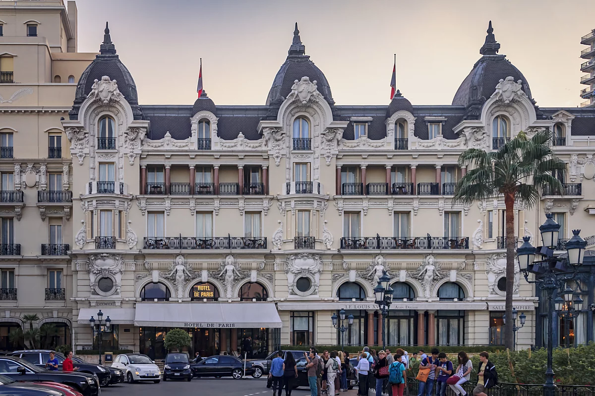 Hotel de Paris, Monaco; foto copertina @SvetlanaSF - IStock.com/solo uso editoriale