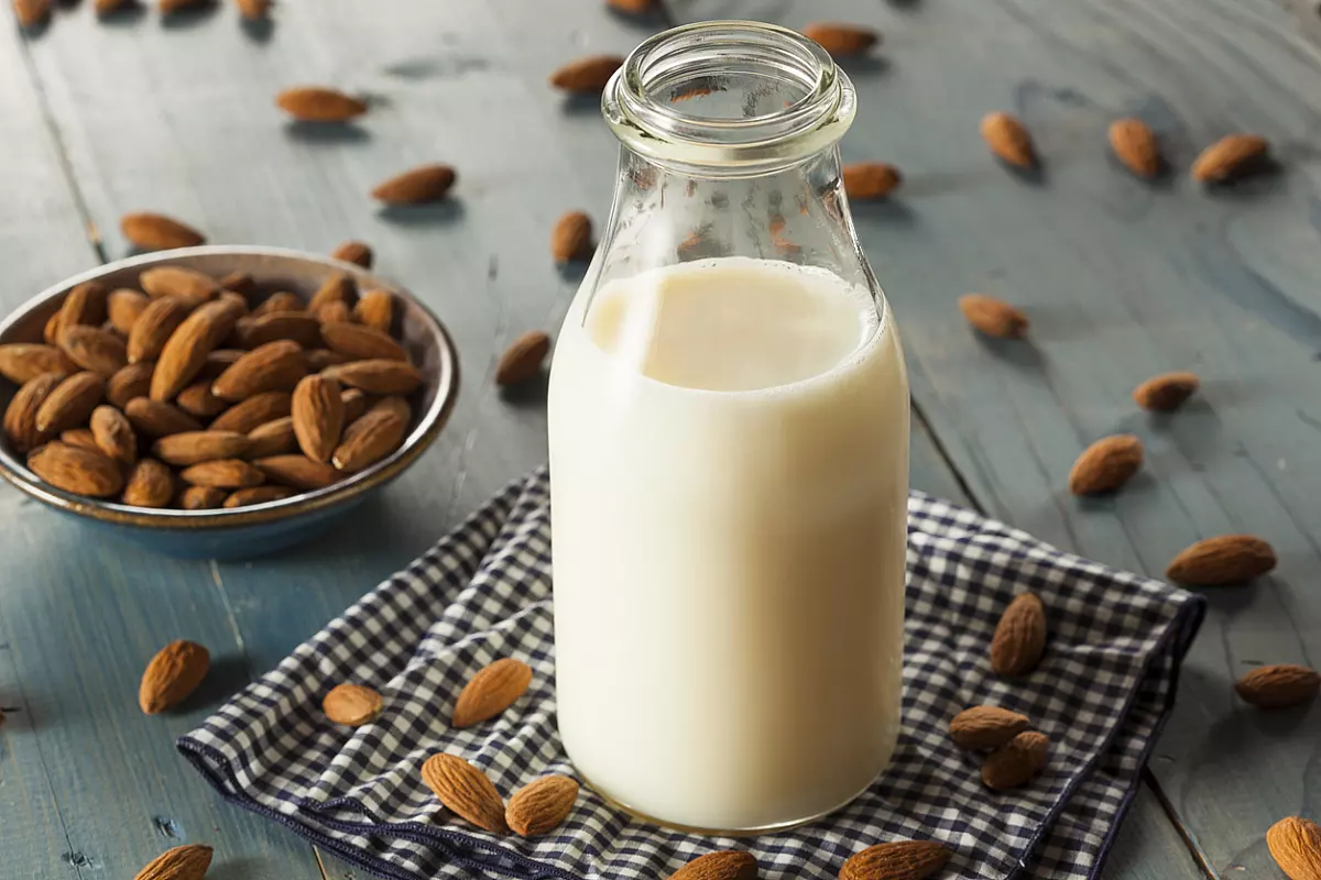 Latte fresco e mandorle, gli ingredienti principali del budino del prete