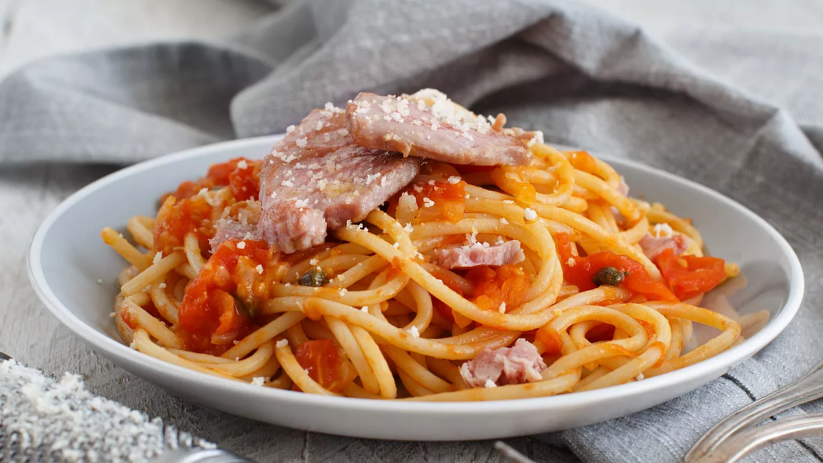 spaghetti con pomodoro, tonno e formaggio