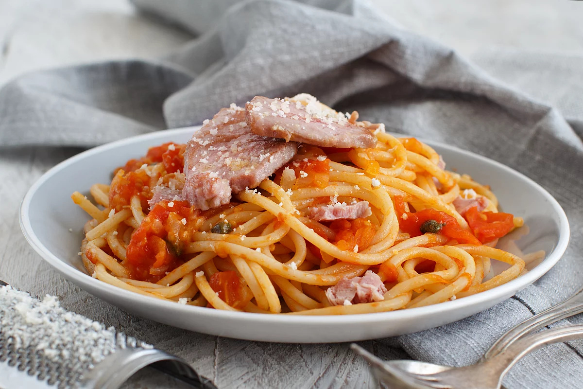 spaghetti con pomodoro, tonno e formaggio