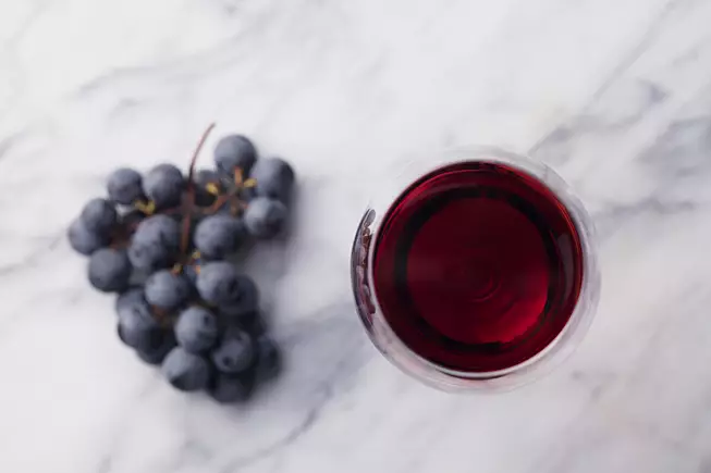 Vino rosso su marmo