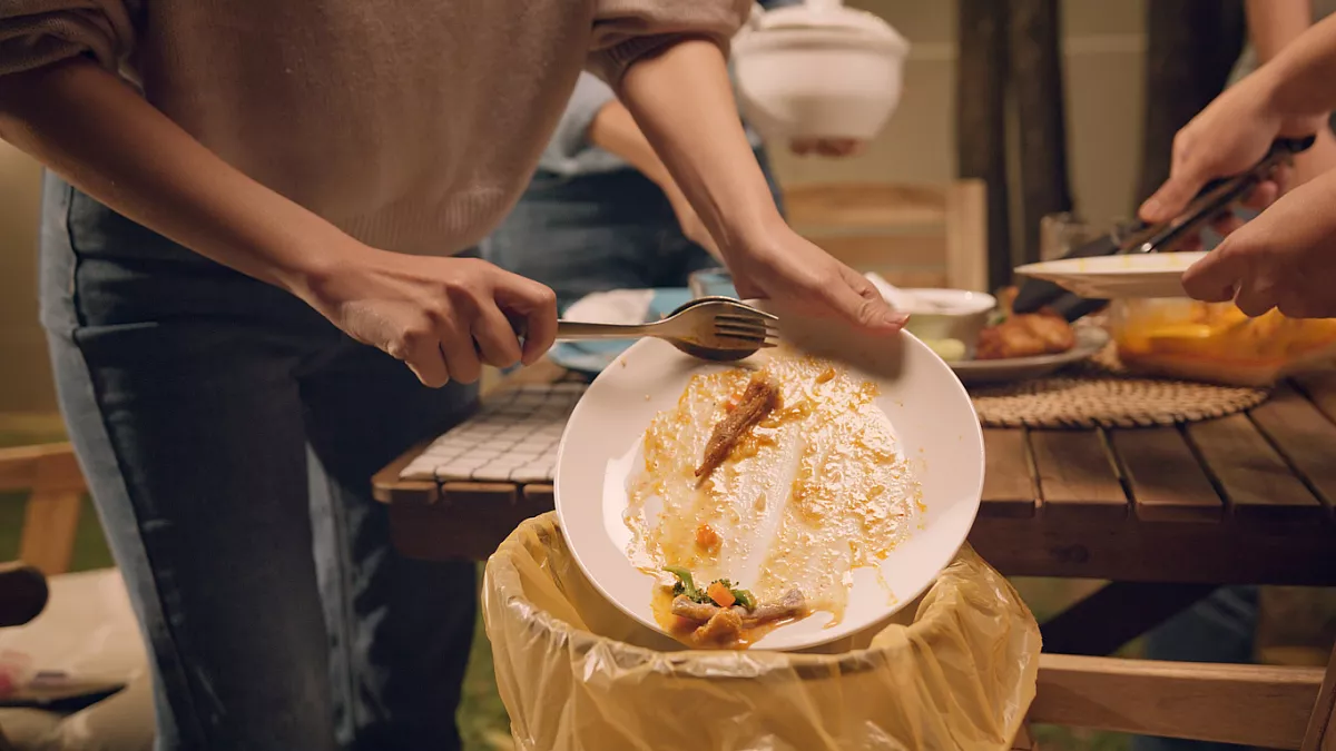 Spreco alimentare, chili di cibo a testa buttati