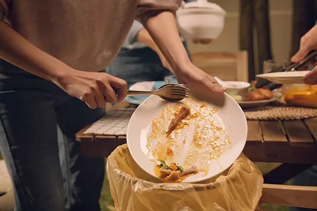 Spreco alimentare, chili di cibo a testa buttati