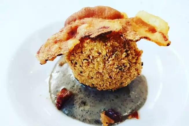 Il Calice e la Stella - uovo barzotto su tartufo nero con chips di guanciale