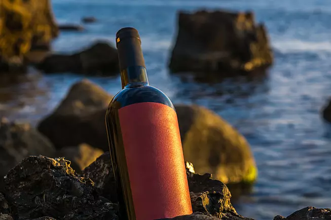 bottiglia di vino sul mare