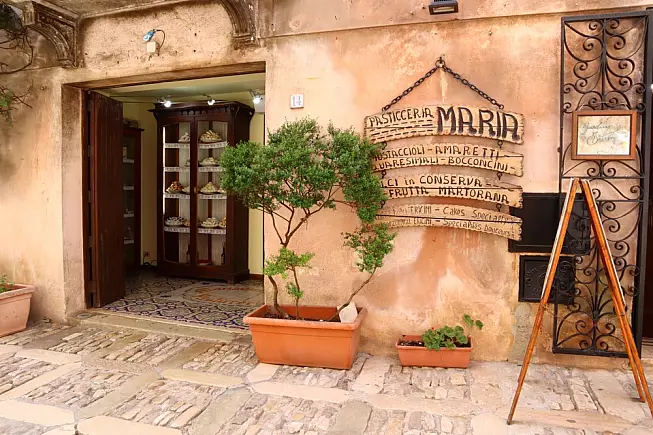 Erice, Sicilia [ foto copertina @Walter Cicchetti-Shutterstock.com/solo uso editoriale]
