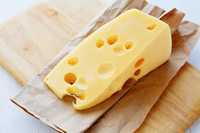 formaggio italiano con i buchi