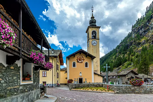 Chiesa in paese alpino