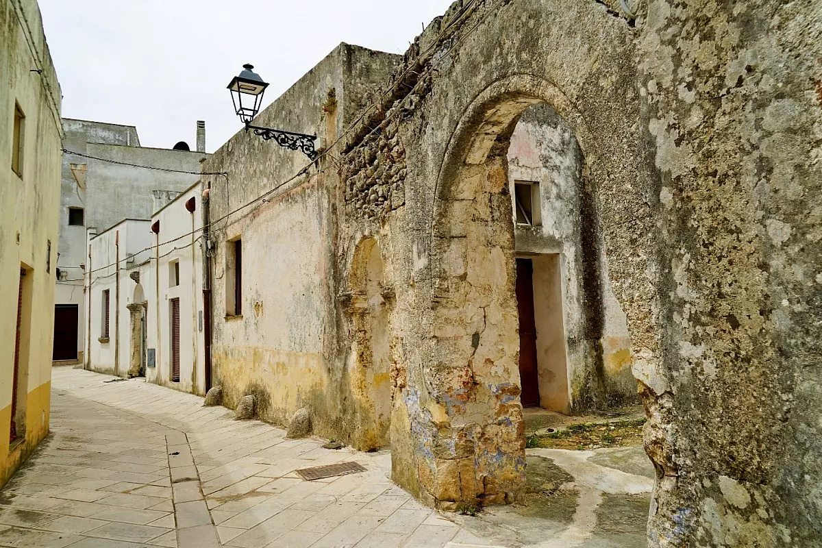 È la cittadina dei frantoi ipogei del Salento, ed è un piccolo regno ...
