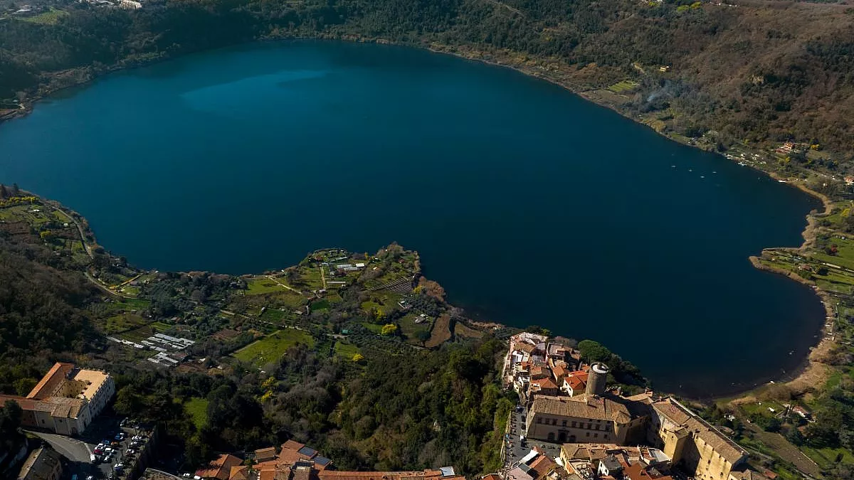 Vino Caligola nel lago di Nemi