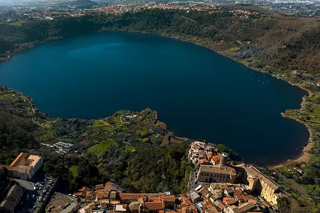 Vino Caligola nel lago di Nemi