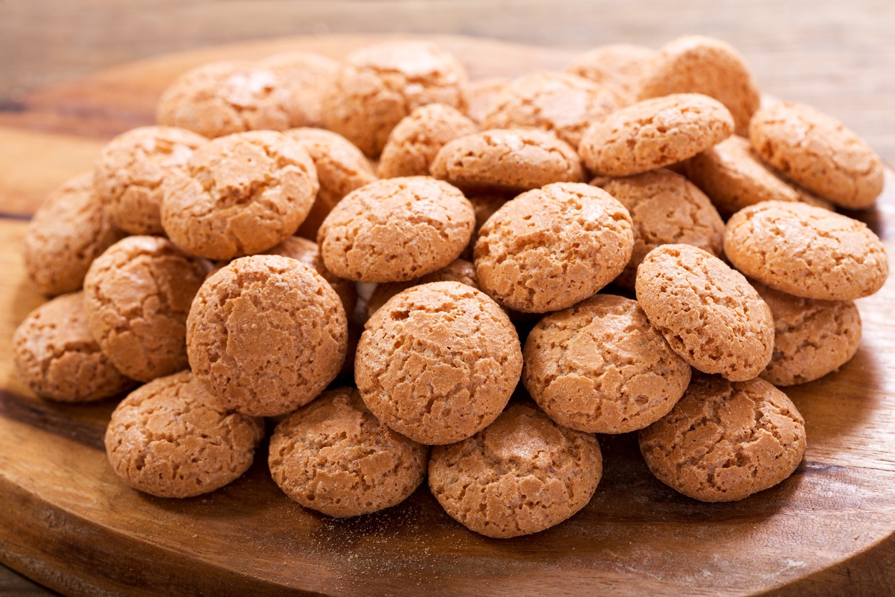 Amaretti | Biscotti tipici a base di mandorle | Paesi del Gusto