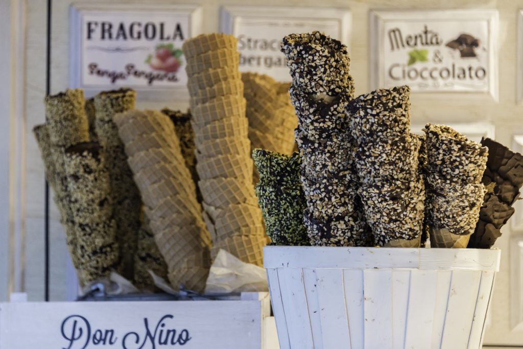 La vetrina di una delle storiche gelaterie di Firenze