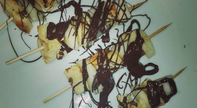 Spiedini di panettone con fonduta al cioccolato, la ricetta golosa