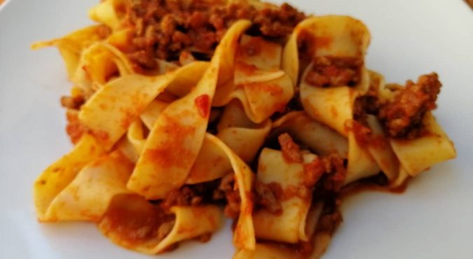 Pappardelle al ragù di cinghiale, origini e ricetta di un primo piatto molto amato