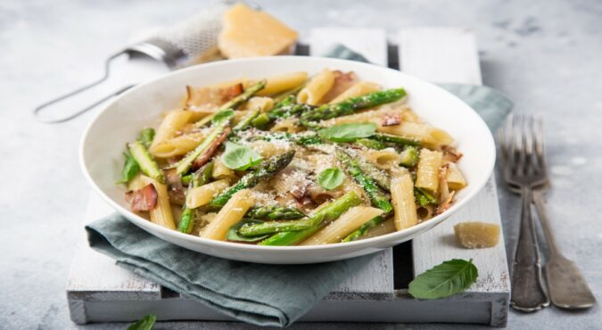 Penne asparagi e prosciutto, il primo piatto che sa di primavera