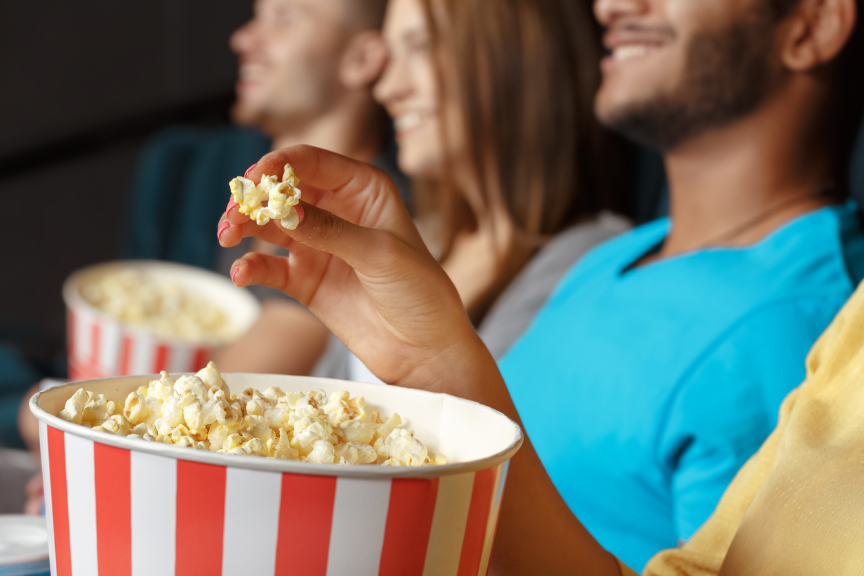 Ecco perché al cinema si mangiano i pop-corn: un'abitudine che dura da